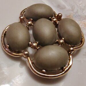 Vtg 60s GREEN Faux Olivine Matte GLASS GOLDTONE Quatrefoil BROOCH Pin